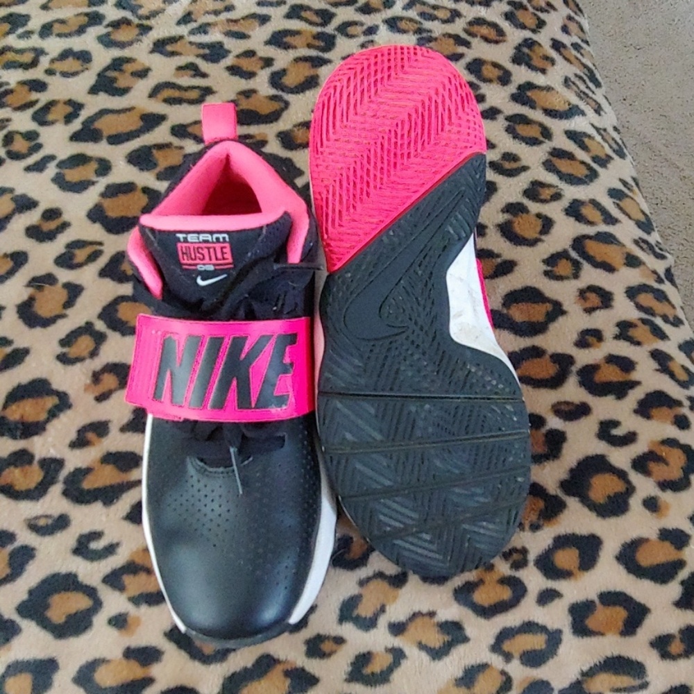 Nike girls size 5Y sneakers - Picture 2 of 2